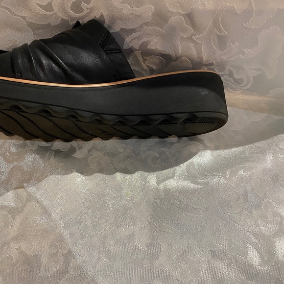 Clarks Black Leather Women's Sandals Size 9M - Picture 7 of 8